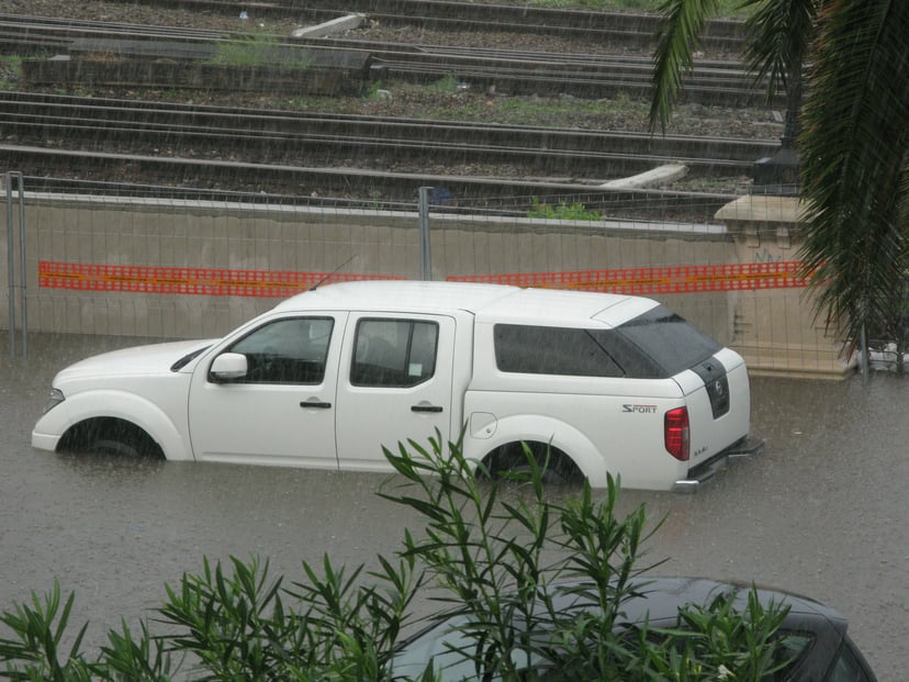 ขับรถลุยน้ำท่วมยังไง ไม่ให้เครื่องดับ, photo 2