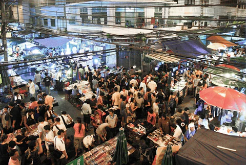 Parking at Klong Thom Night Market: A Shopping Hub and Parking Spots You Should Know, photo 1