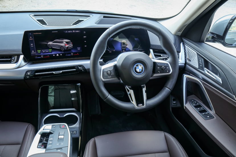 Front console of iX1L with M Sport steering wheel