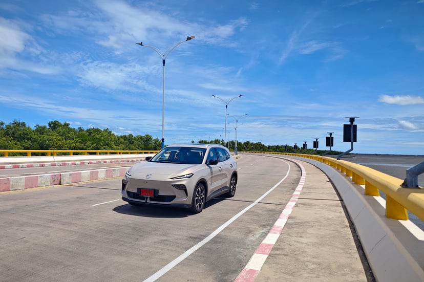 The MG S5 EV driving around the corner