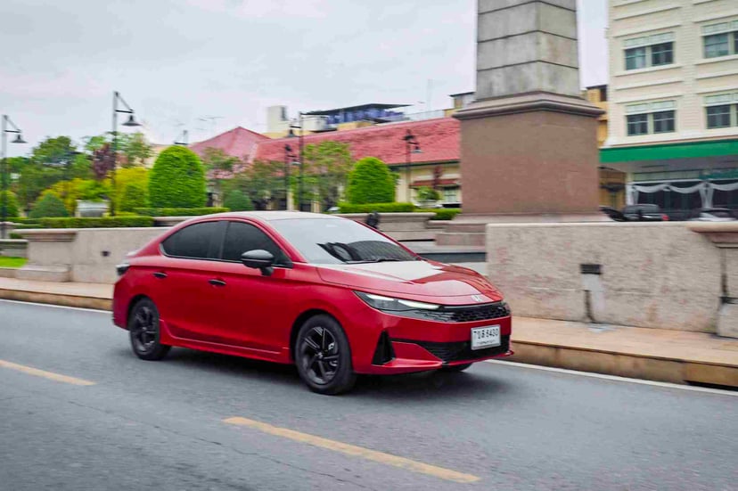Honda City eHEV RS 2026 กำลังวิ่งบนถนน