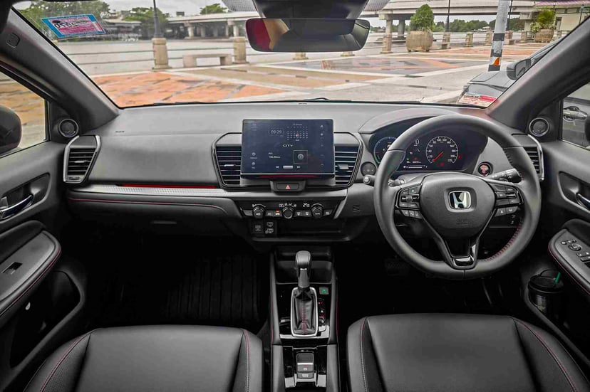ภายในห้องโดยสารตอนหน้า Honda City eHEV RS