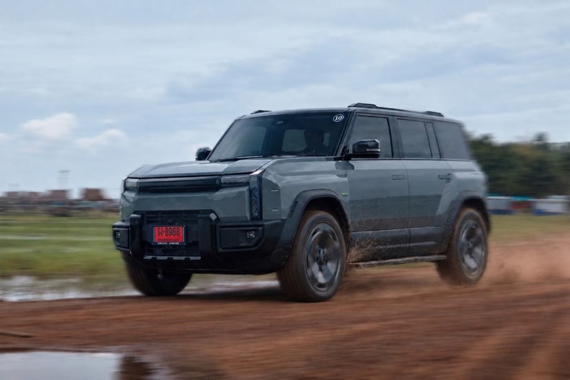 JAECOO 6T REEV driving on dirt road
