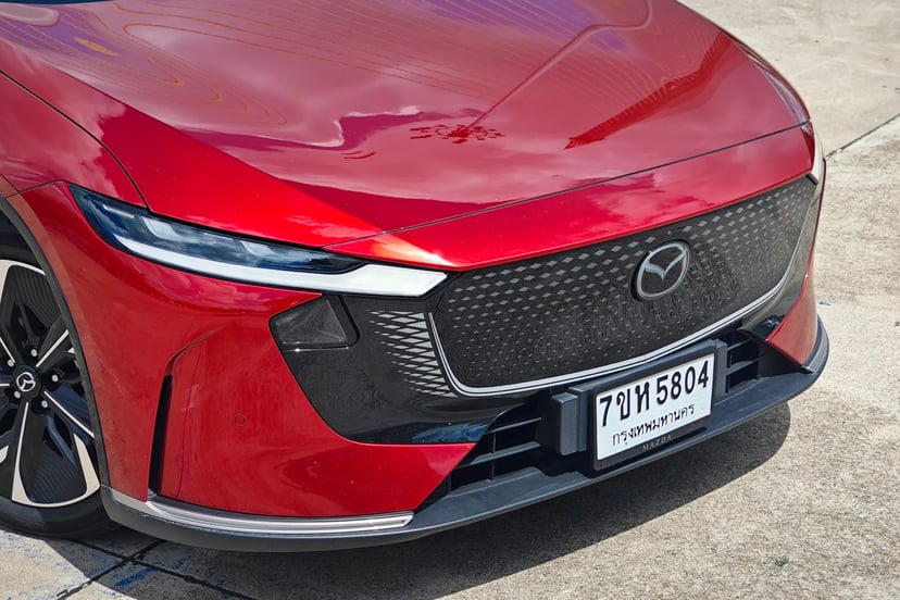 Front illumination and grille motif of Mazda 6e