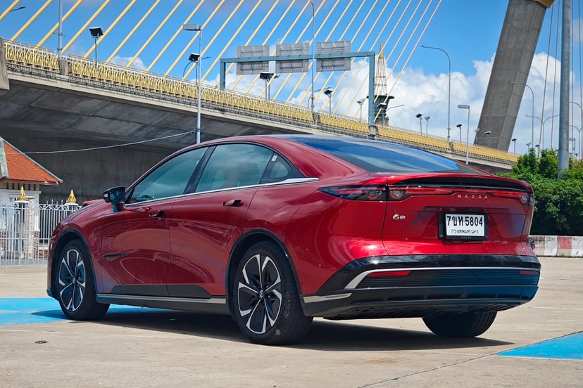 Rear styling and active spoiler of Mazda 6e