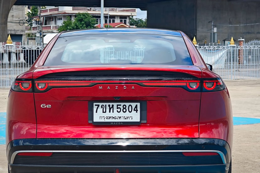 Rear emblem and pricing of Mazda 6e 2026