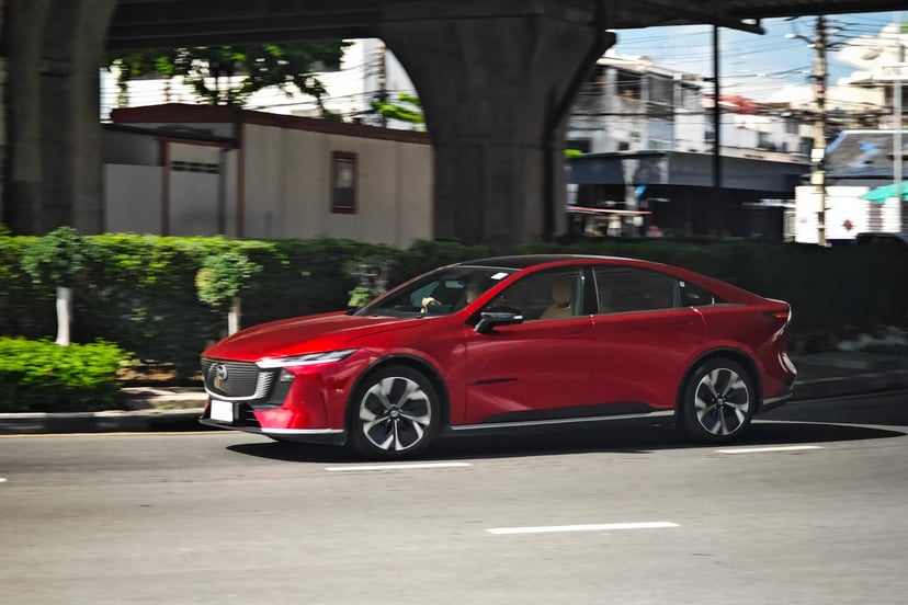 Mazda 6e กำลังวิ่งบนถนน