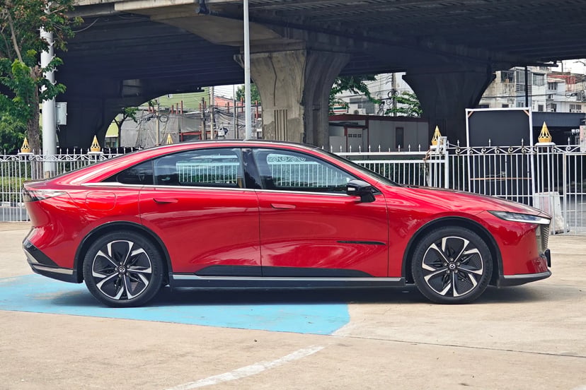 มิติตัวถังด้านข้างซีดาน Fastback ของ Mazda 6e
