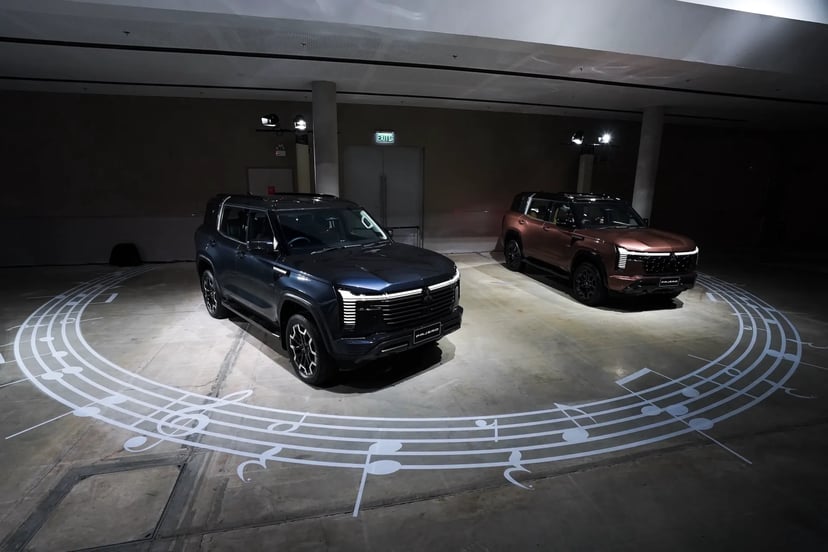 Comparing the two distinct designs: All New Pajero Super Exceed 4WD versus GLS/GSR exterior.