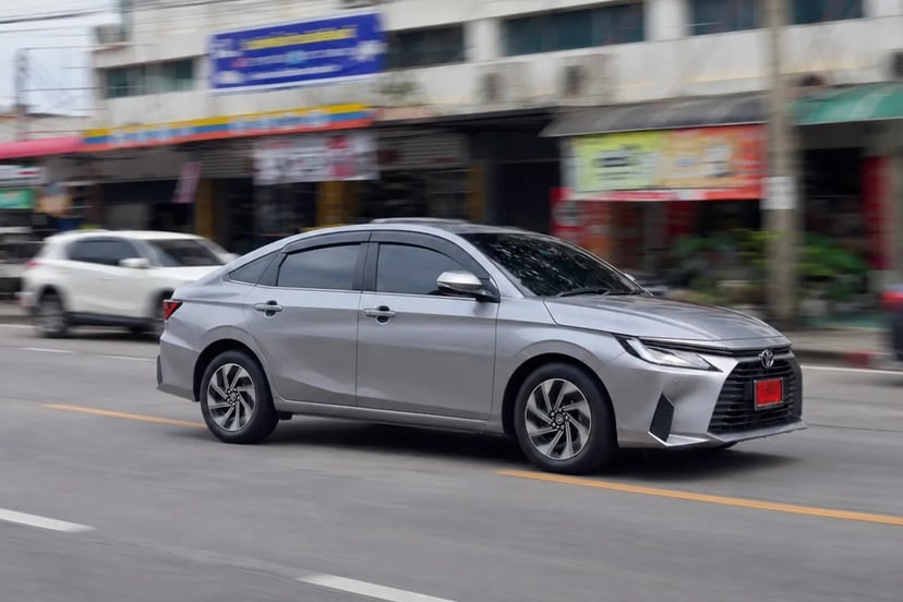 Toyota Yaris ATIV HEV กำลังวิ่งบนถนน
