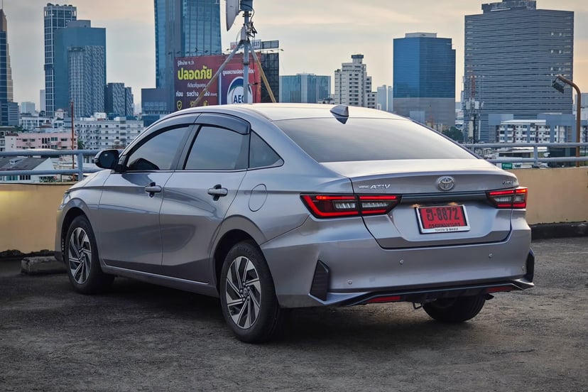 เส้นสายท้ายรถสไตล์ Fastback ของ Toyota Yaris ATIV HEV