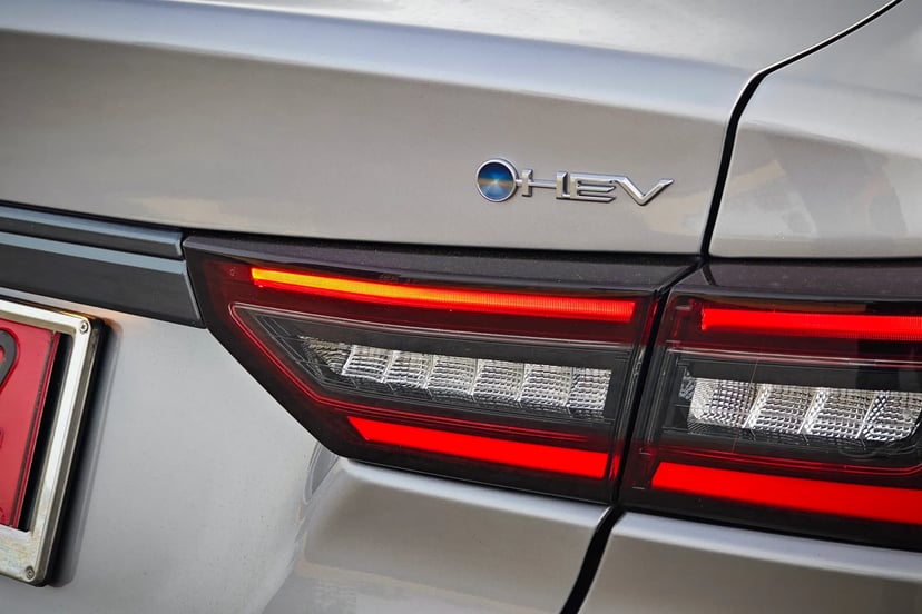 ตราสัญลักษณ์ HEV ท้ายรถ Toyota Yaris ATIV