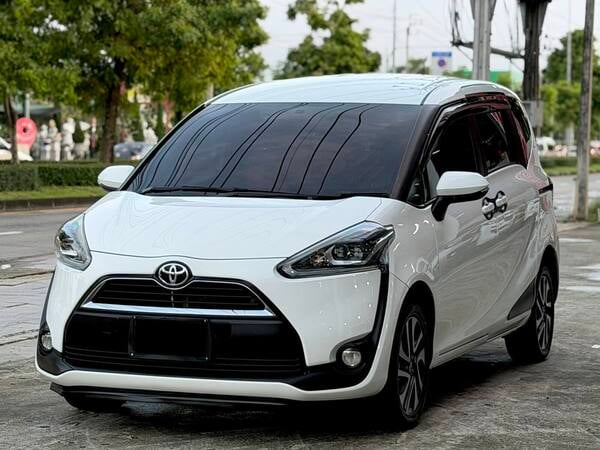 TOYOTA SIENTA 1.5 V TOP