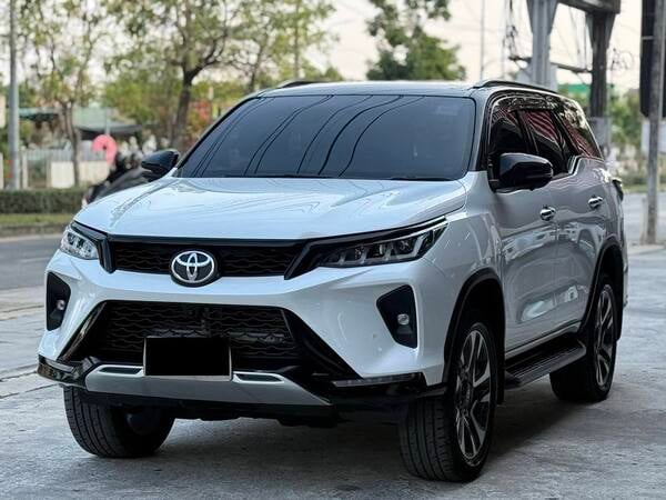TOYOTA FORTUNER 2.4 LEGENDER BLACK TOP