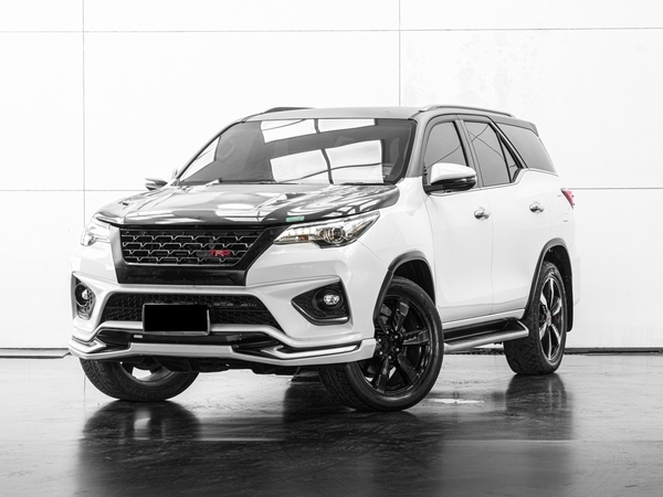 TOTOTA FORTUNER 2.8 TRD SPORTIVO (BLACK-TOP) 4WD