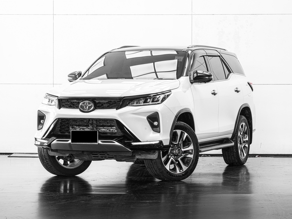 TOTOTA FORTUNER 2.4 LEGENDER (BLACKTOP) 4WD