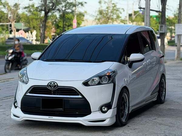 TOYOTA SIENTA 1.5G