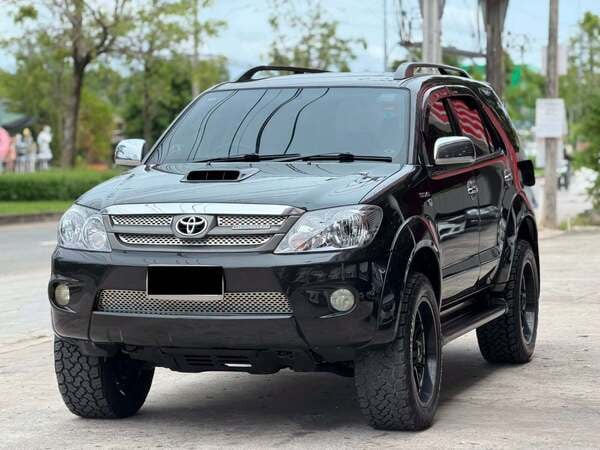 TOYOTA FORTUNER 3.0V 4WD AUTO TOP