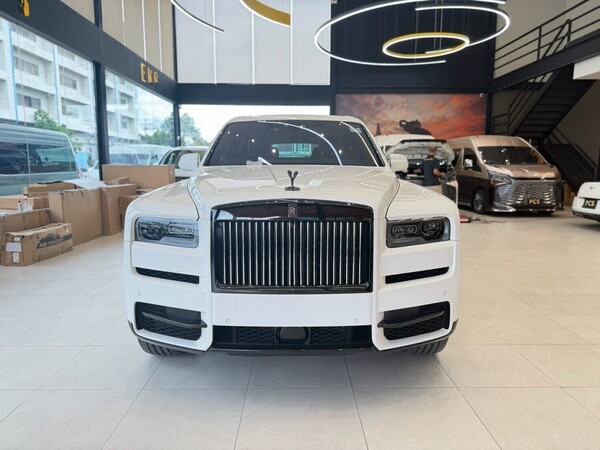 ROLLS-ROYCE CULLINAN BLACK BADGE SUV AT 2021